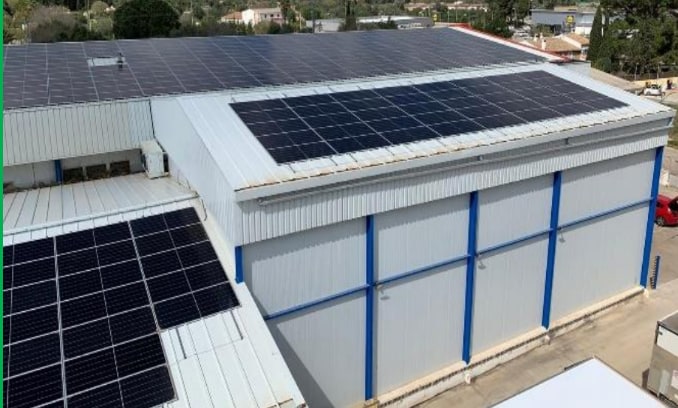 Instalación fotovoltaica de autoconsumo en las cubiertas de Pescados Oliver, Pollença